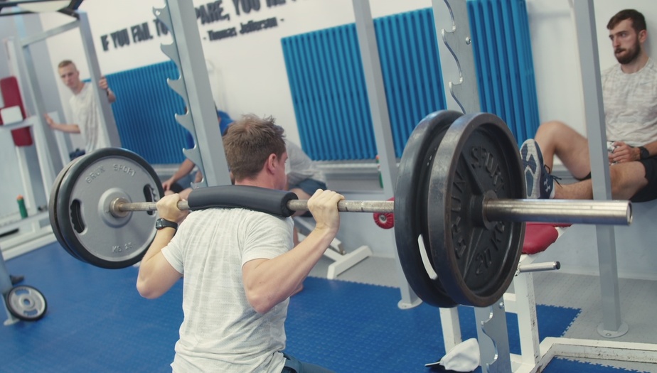 posilování nohou - dřep s činkou (HC Škoda Plzeň).jpg